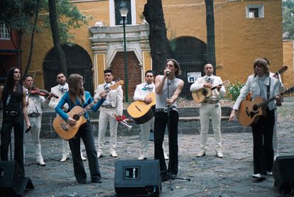 La banda italiana Måneskin interpreta una canción en el centro de Coyoacán acompañada de mariachis.