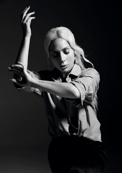 “Es bueno trabajar cuando tienes a alguien que te controla tu propio ego”, dice Lady Gaga. En la doble
anterior y en esta, la
artista y los bailarines,
en imágenes de la
campaña de Dom
Pérignon Vintage 2013.