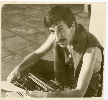Cohen en Hydra (con máquina de escribir), 1960. Fotógrafo desconocido. © Leonard Cohen Family Trust
