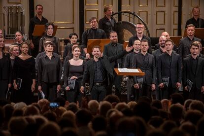 El director Gregor Mayhofer y los cantantes e instrumentistas de musicAeterna saludan tras la interpretación del 'Requiem' de Alfred Schnittke.