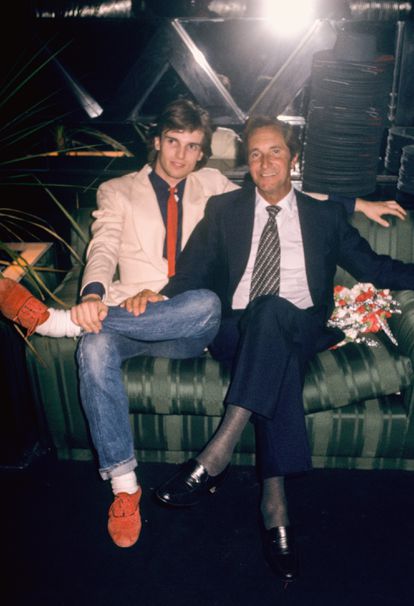 Junto a su padre, Luis Miguel Dominguín, en Madrid en 1980. 