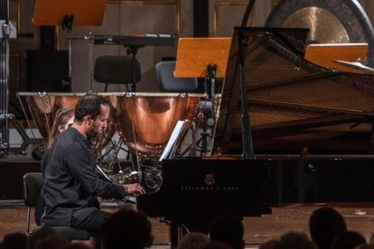 El pianista Igor Levit toca en la Gran Sala del Mozarteum de Salzburgo.