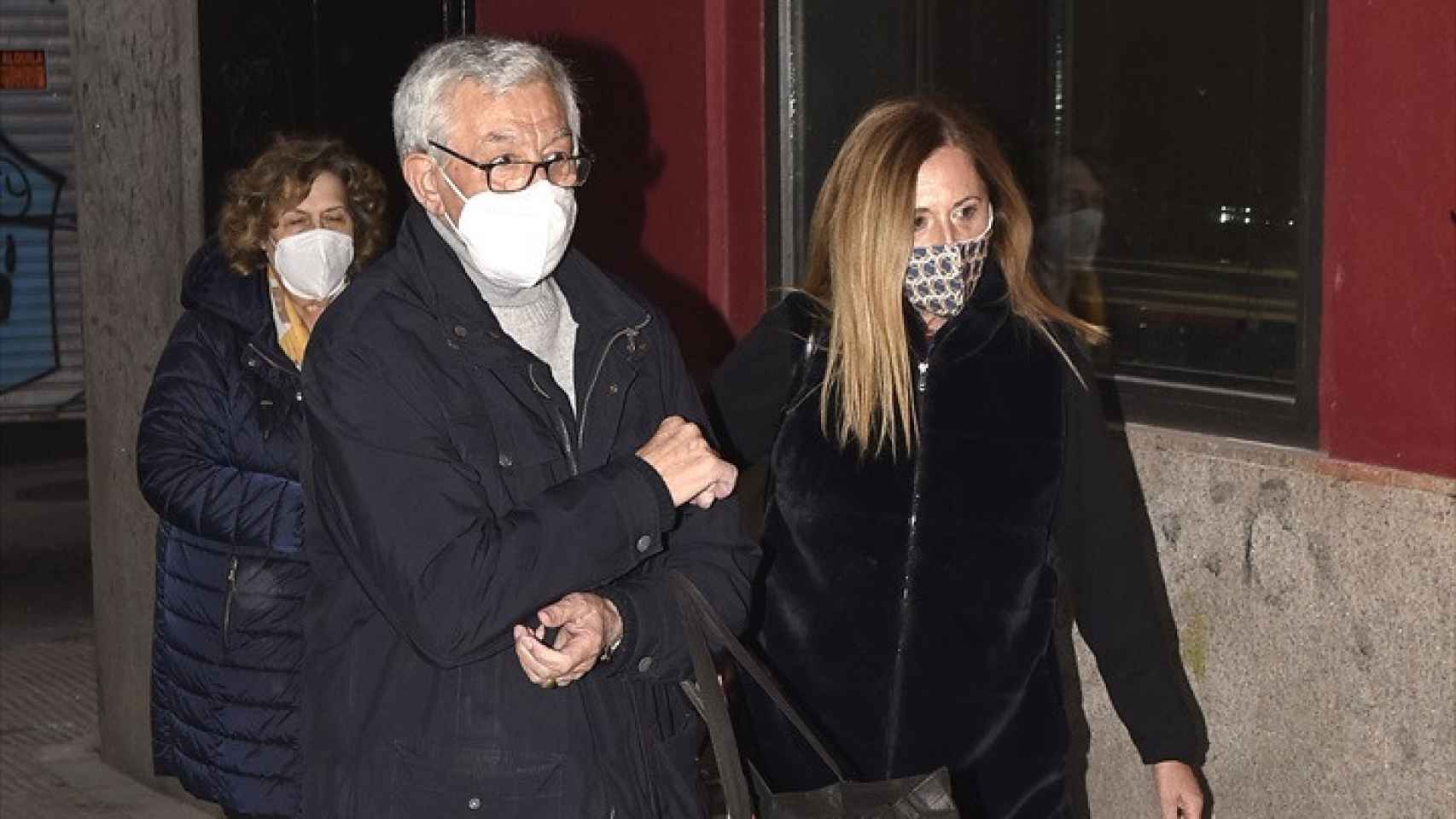 Los padres de Rafael Amargo entran en su domicilio, en Madrid, el 3 de diciembre de 2020.