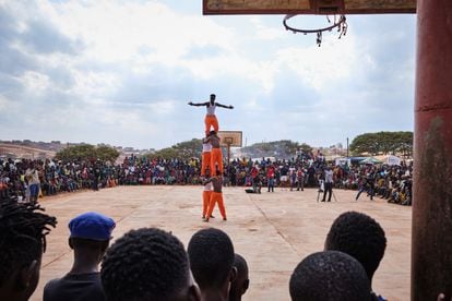 Espectáculo de acrobacias en la cancha de baloncesto del campo de refugiados de Dzaleka. 