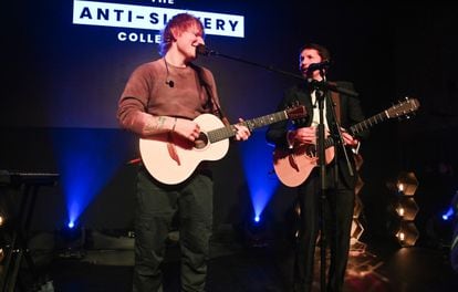 Ed Sheeran y James Blunt en la gala inaugural de invierno del Anti Slavery Collective en el Battersea Arts Center, el 29 de noviembre de 2023 en Londres.