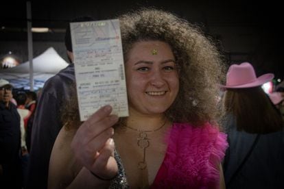 Diana Nour muestra su boleto para uno de los conciertos de RBD en el Foro Sol, en Ciudad de Méxio, el pasado 2 de diciembre.