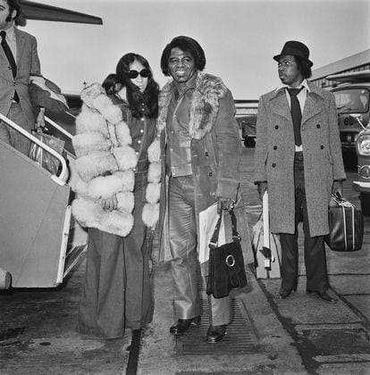 James Brown y su esposa Deidre Jenkins aterrizan en el aeropuerto de Heathrow, en Londres, en febrero de 1973.