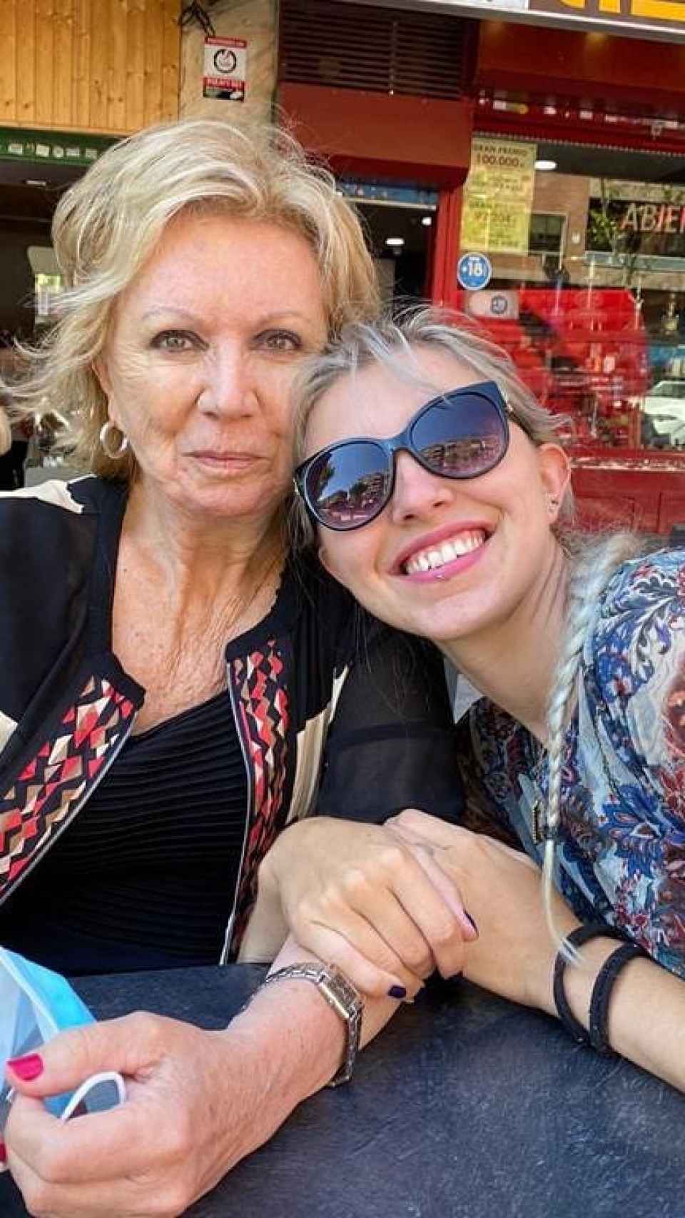 Claudia, la hija de Alonso Caparrós, junto a su abuela, Julia, en una imagen del Instagram del colaborador.
