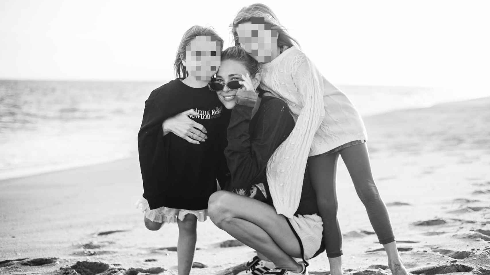 Carla Pereyra y sus hijas en una imagen de sus redes sociales.