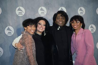 James Brown junto, de izquierda a derecha, su hija Yamma, su tercera esposa, Adrienne Rodriguez, y otra de sus hijas, Deanna, en los 34º premios Grammy, celebrados en el Radio City Music Hall de Nueva York el 25 de febrero de 1992.