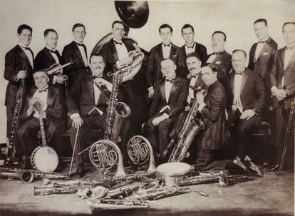 Paul Whiteman and his orchestra pose for a studio portrait in 1922. (Photo by Gilles Petard/Redferns)
