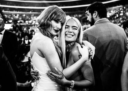 Karol G con Taylor Swift, el 4 de febrero en la ceremonia de los premios Grammy.