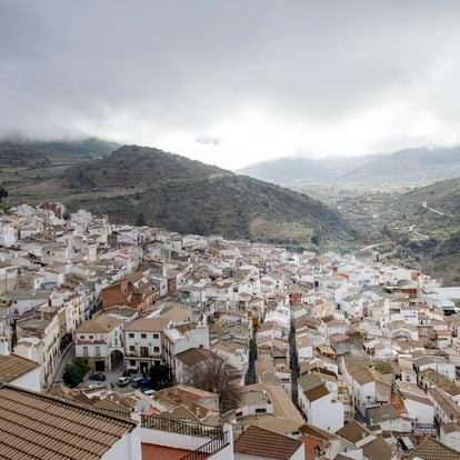 28 F Andalucía. Una vista desde un mirador de Torres una localidad que se enfrenta a la despoblación en Jaén.
Foto: José Manuel Pedrosa.