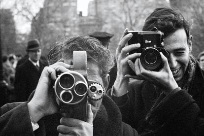 ‘Fotógrafos en Central Park’ (Nueva York, 1964). Imagen incluida en el libro ‘1964. Los ojos de la tormenta’ (Liburuak, 2023). 
 