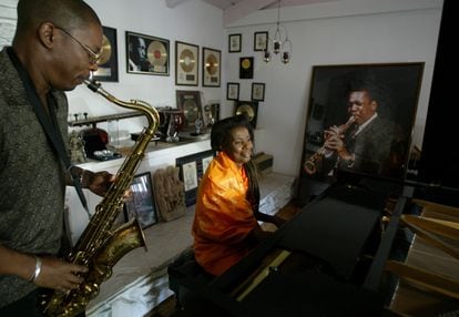 Ravi Coltrane ensaya con su madre, Alice Coltrane, ante un retrato de John Coltrane, en la casa de ella en 2004.