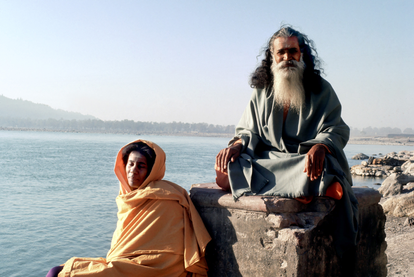Alice Coltrane con Swami Satchidananda, en el río Ganges, en 1970.